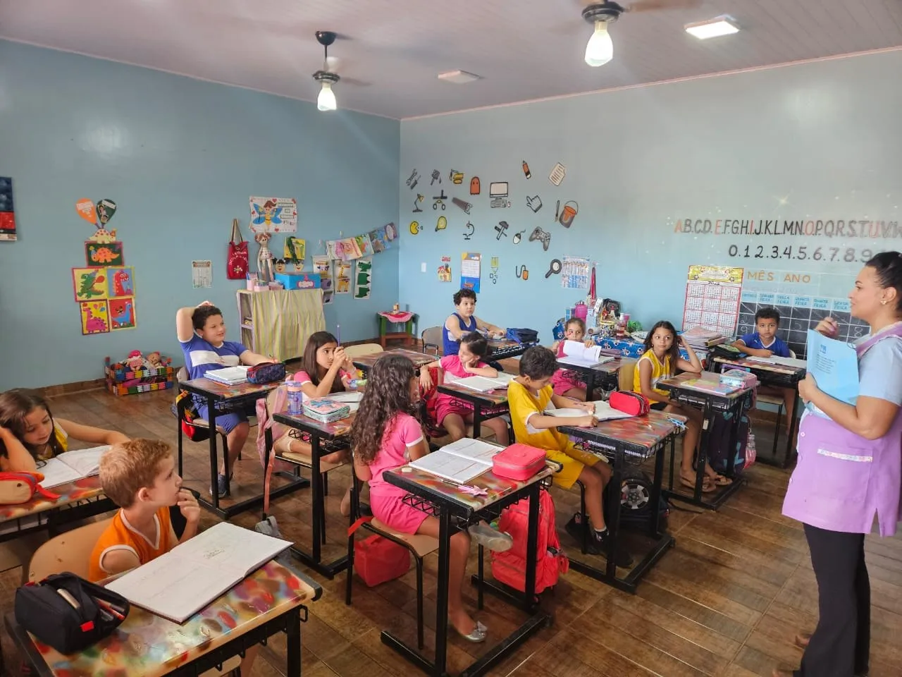 Professora acompanhando a turma durante a leitura